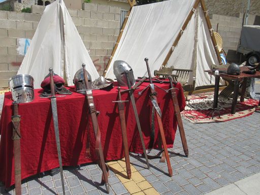Mittelalterfest 2023, Pareja, Spanien, Ritterhelme, Schwerter
