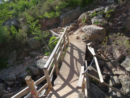 Pico de Urbión, Soria, Spanien, teilweise eingestürzte Holzbrücke