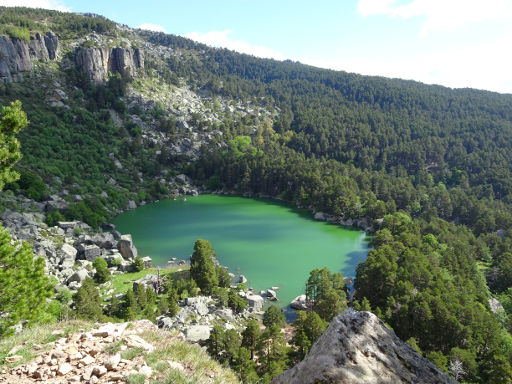 Pico de Urbión, Soria, Spanien, Blick auf das grüne Wasser der schwarzen Lagune