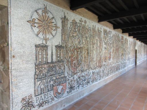 Monasterio de Poio, Poio, Spanien, Mosaikwand des Jakobswegs