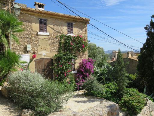 Pollença, Mallorca, Spanien, Haus an der Treppe zum Kalvarienberg