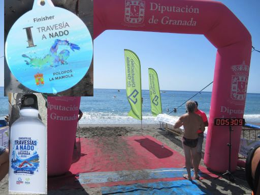 I. Traves&iacute;a a nado, Polopos - La Mamola, 2026, Polopos, Spanien, Schwimmwettbewerb, Ziel am Strand und Medaille Finisher