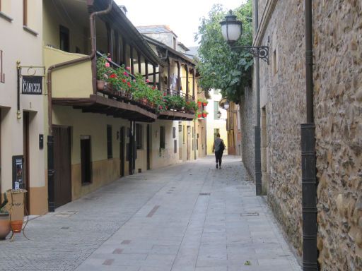 Ponferrada, Spanien, Gasse beim Uhrenturm