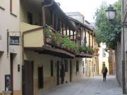 Ponferrada, Spanien, Gasse beim Uhrenturm