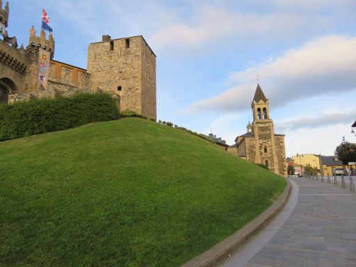 Burg von Ponferrada, Spanien, Außenansicht Avenida del Castillo im Hintergrund die Kirche San Andrés