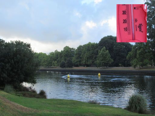 IV Traves&iacute;a a nado R&iacute;o L&eacute;rez 2026, Schwimmwettbewerb, Pontevedra, Spanien, Wasser am Ufer 24&deg; Celsius