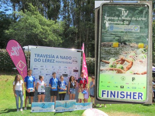 IV Traves&iacute;a a nado R&iacute;o L&eacute;rez 2026, Schwimmwettbewerb, Pontevedra, Spanien, Siegerehrung und Medaille f&uuml;r alle im Ziel