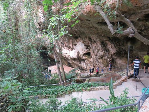 Cuevas dels Hams, Porto Cristo, Mallorca, Spanien, Abstieg über Treppen in die runde Höhle