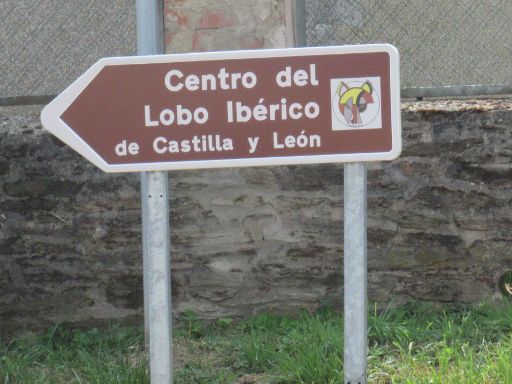 Centro del Lobo Ibérico de Castilla y León, Puebla de Sanabria, Robledo, Spanien, Hinweisschild in Puebla de Sanabria