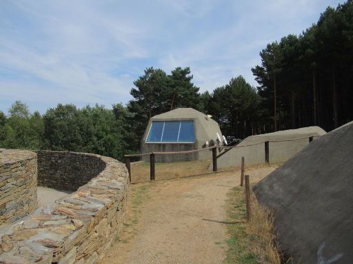 Centro del Lobo Ibérico de Castilla y León, Puebla de Sanabria, Robledo, Spanien, Dach vom Gebäude und Beginn Rundgang