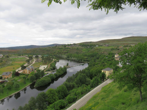 Puebla de Sanabria, Spanien, Blick von der Festung auf den Río Tera