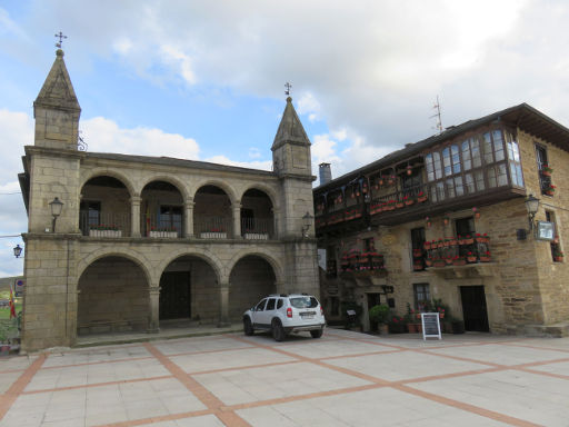 Puebla de Sanabria, Spanien, Plaza Major mit Rathaus und Kirche