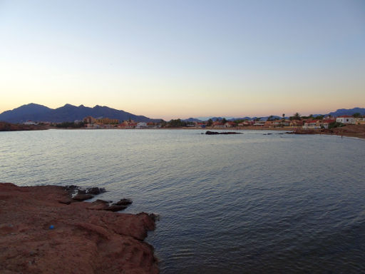 Puerto de Mazarrón, Spanien, Bucht beim Sonnenuntergang