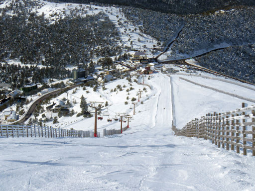 Skigebiet, Puerto de Navacerrada, Zona alta, Spanien, rote Piste A Guarramillas I Blick ins Tal