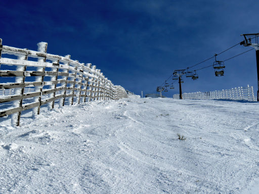 Skigebiet, Puerto de Navacerrada, Zona alta, Spanien, rote Piste A Guarramillas I Blick zur Bergstation