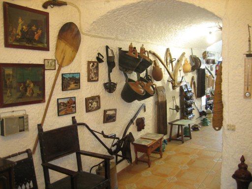 Höhlenwohnung, Purullena, Spanien, Flur mit Ausstellungsgegenständen