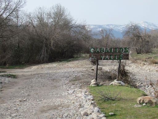 Caballos del Valle, Pferd Ausritt, Oteruelo del Valle, Spanien, Hinweisschild zum Reiterhof