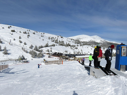 Skigebiet, Valdesquí, Spanien, Blick auf die Talstation und Parkplatz