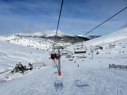 Skigebiet, Valdesquí, Spanien, Sessellift Bola del Mundo Blick auf die zentralen Pisten