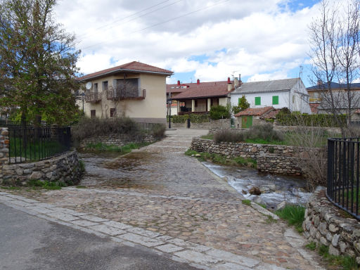 Villa de Rascafría, Spanien, Straße durch den Arroyo del Artiñuelo