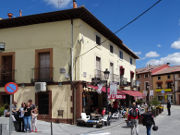 Villa de Rascafría, Spanien, Plaza de España mit Bars und Restaurants