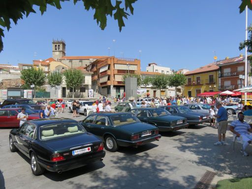 2. Gran Exposición Vehículos Clásicos 2017, Robledo de Chavela, Spanien, Dorfplatz mit den klassischen Fahrzeugen