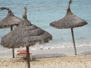 S’Arenal, Mallorca, Spanien, Wahrzeichen Sonnenschirme am Strand