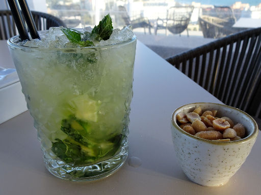 Hotel Obelisco, Bar Dachterrasse, S’Arenal, Mallorca, Spanien, Mojito mit Erdnüssen