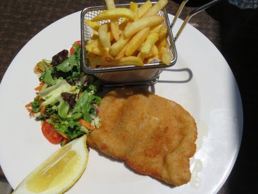 Mamma Mia, italienisches Restaurant, S’Arenal, Mallorca, Spanien, Wiener Schnitzel mit Pommes und gemischten Salat