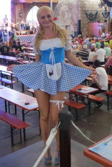 Mega Park, Oktoberfest 2014, S’Arenal, Mallorca, Spanien, Go Go Tänzerin im Dirndl