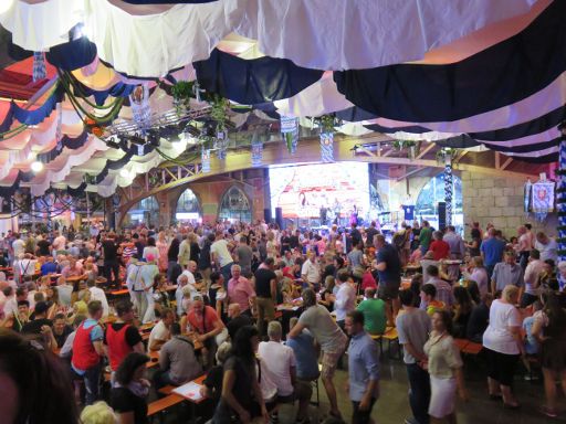 Mega Park, Oktoberfest 2015, S’Arenal, Mallorca, Spanien, Blick von der Empore ins „Festzelt“