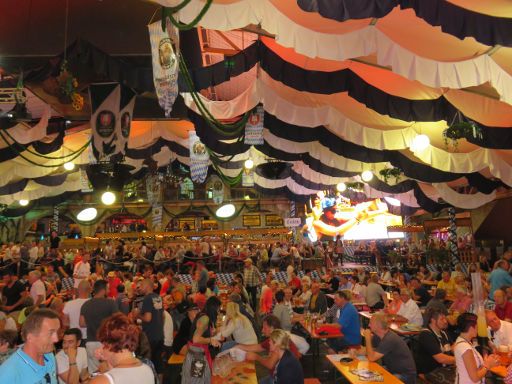 Mega Park, Oktoberfest 2015, S’Arenal, Mallorca, Spanien, Blick von der Bühne Richtung Empore