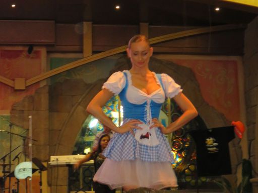 Mega Park, Oktoberfest 2015, S’Arenal, Mallorca, Spanien, Go Go Tänzerin im extrem kurzen Dirndl