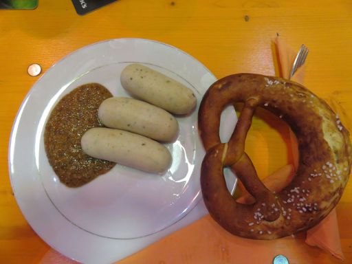 Mega Park, Oktoberfest 2015, S’Arenal, Mallorca, Spanien, Weisswürste mit Brezn für 7,30 €