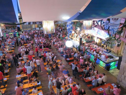 Mega Park, Oktoberfest 2016, S’Arenal, Mallorca, Spanien, Blick von der Empore ins „Festzelt“