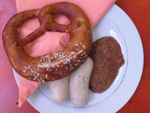 Mega Park, Oktoberfest 2016, S’Arenal, Mallorca, Spanien, Weisswürste mit Brezn für 7,30 €