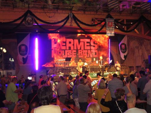 Mega Park, Oktoberfest 2017, S’Arenal, Mallorca, Spanien, Hermes House Band im „Festzelt“