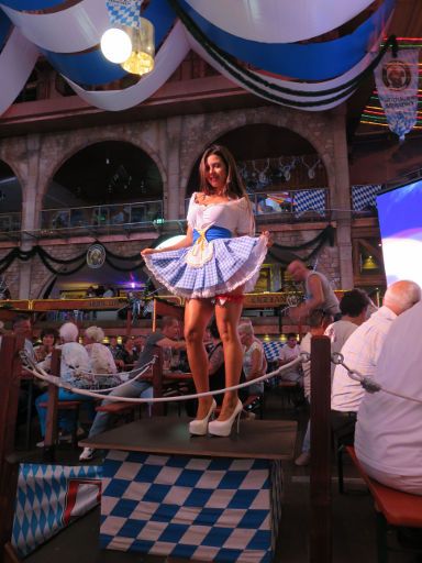 Mega Park, Oktoberfest 2017, S’Arenal, Mallorca, Spanien, Go Go Tänzerin im extrem kurzen Dirndl