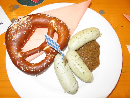 Mega Park, Oktoberfest 2017, S’Arenal, Mallorca, Spanien, Weisswürste mit Brezn für 7,70 €