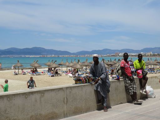 Sicherheit, S’Arenal, Mallorca, Spanien, afrikanische Straßenverkäufer an der Strandpromenade