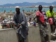 Sicherheit, S’Arenal, Mallorca, Spanien, afrikanische Straßenverkäufer an der Strandpromenade