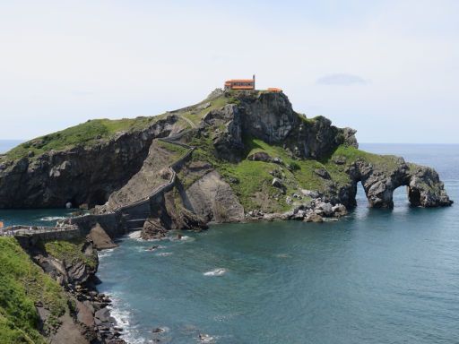 San Juan de Gaztelugatxe, Spanien, Felsformationen in Form von Toren