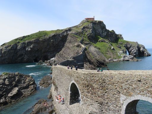 San Juan de Gaztelugatxe, Spanien, Brücke mit Treppe zum Wasser