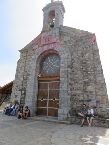 San Juan de Gaztelugatxe, Spanien, Seil der Kirchenglocke vor dem Eingang