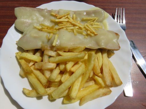 San Juan de Gaztelugatxe, Spanien, Bratwürste mit Käse, Zwiebeln und Pommes