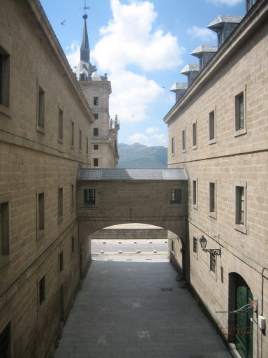 Schloss und Kloster, San Lorenzo de El Escorial, Spanien, Blick von der Altstadt auf den Hofplatz