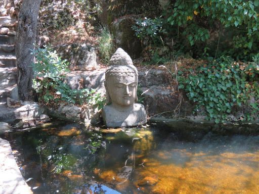 El Bosque Encantado, San Martín de Valdeiglesias, Spanien, Teich mit Buddhafigur