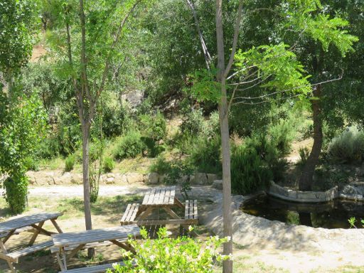 El Bosque Encantado, San Martín de Valdeiglesias, Spanien, Sitzbänke und Tische im Schatten