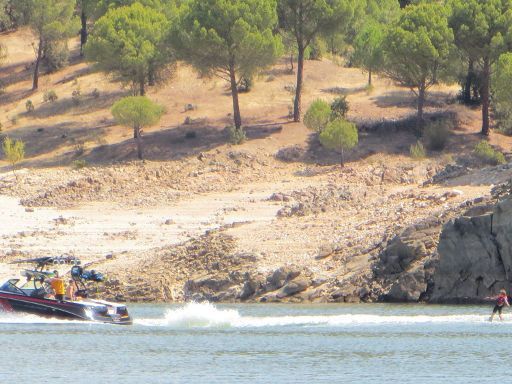 Stausee San Juan, San Martín de Valdeiglesias, Spanien, Motorboot mit Wasserski oder Wakeboardfahrer