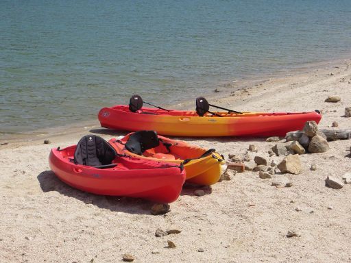 Stausee San Juan, San Martín de Valdeiglesias, Spanien, Kajakverleih mit Einsitzer und Zweisitzer Kajaks